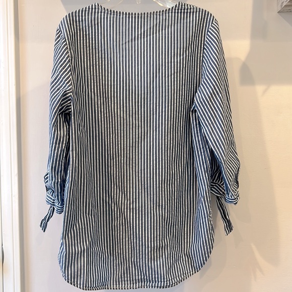 💙 H&M Blue & White Striped V-Neck Top in Size 2 🛥️ - Picture 5 of 6